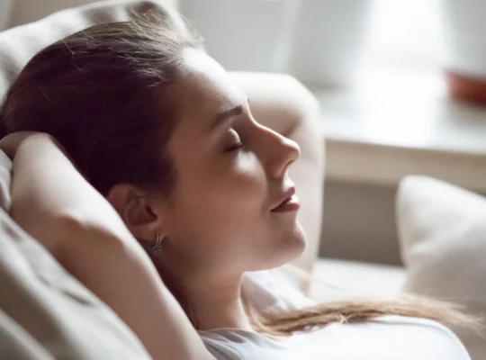 Femme dans son lit qui fait de l'auto hypnose