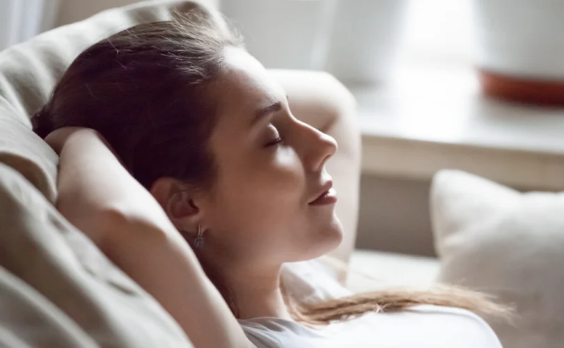 Femme dans son lit qui fait de l'auto hypnose