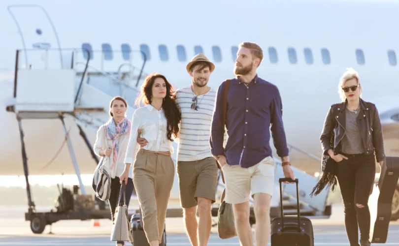 Groupe d'amis détendus qui sortent de l'avion