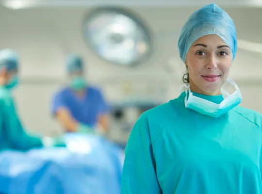 Une chirugienne dans une salle d'opération, s'apprêtant à opérer un patient sous hypnose.