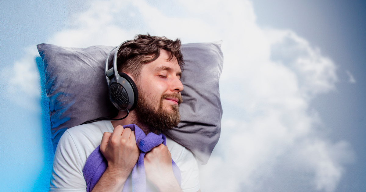 "Homme détendu allongé sur un oreiller, portant un casque audio et écoutant des séances de relaxation ou d'hypnose, avec un arrière-plan de nuages flous."
